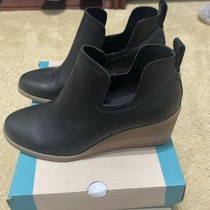 Toms Kallie black wedge boot